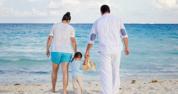 Bien s’occuper de son bébé sur les plages brûlantes des Caraïbes