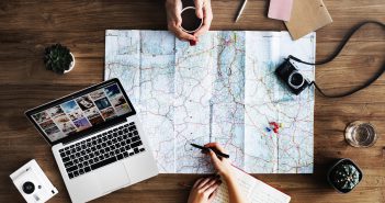 Voyage : choisir un circuit haut de gamme personnes organisant un voyage avec carte ordinateur appareil photo