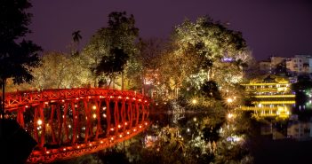 À la découverte de l’ancienne Indochine Photo de nuit: pont sur un lac de Hanoi