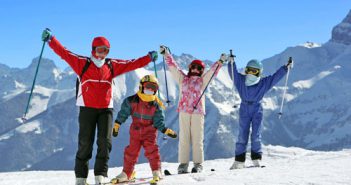 Famille en vacances au ski