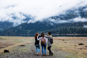 3 filles voyage sac à dos montagne lac