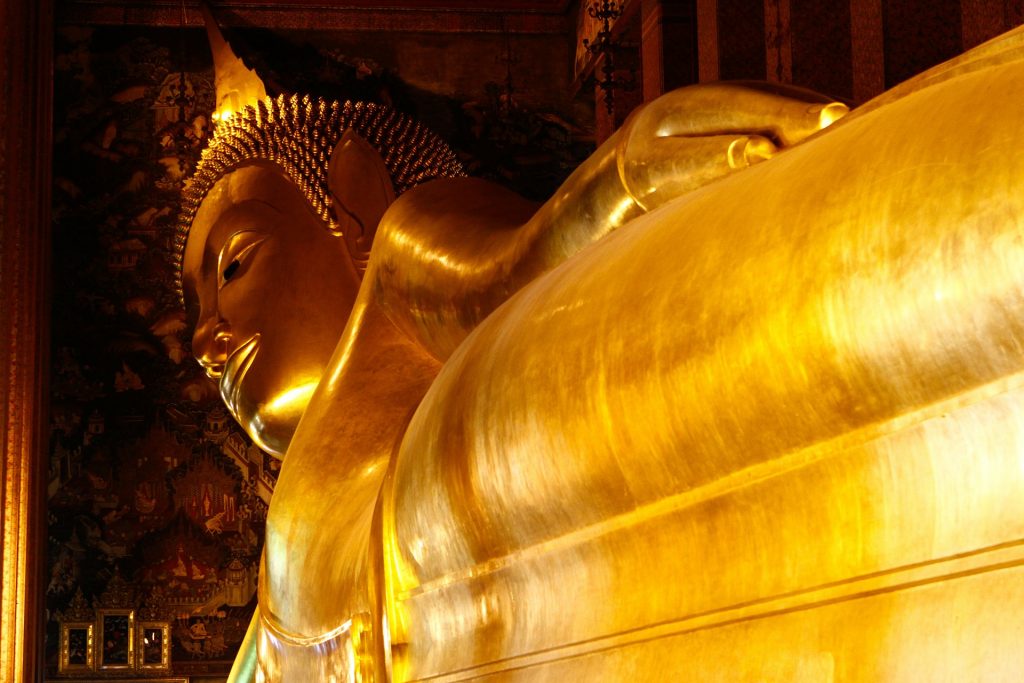 Statue en or de Buddha couché