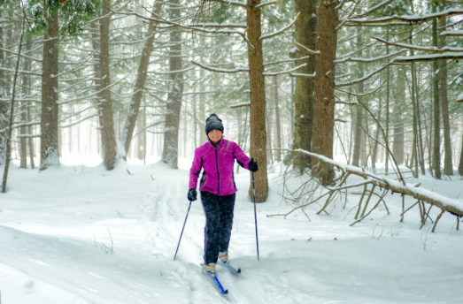 femme faisant du ski de fond