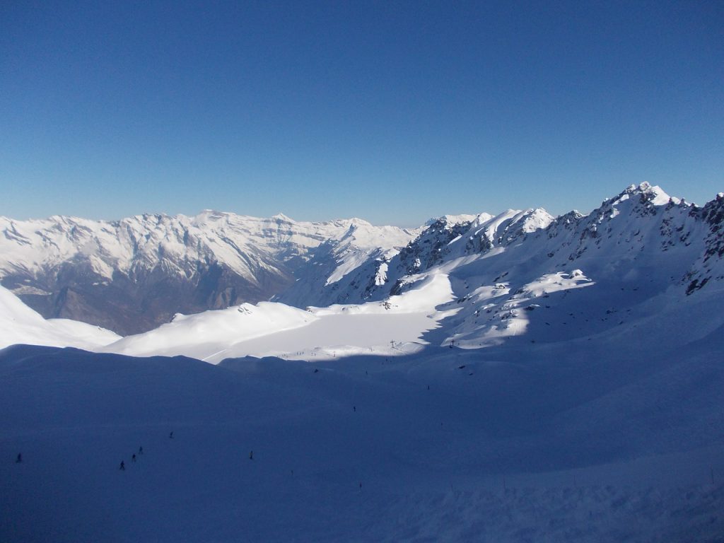 vue de haut d'une station de ski enneigée