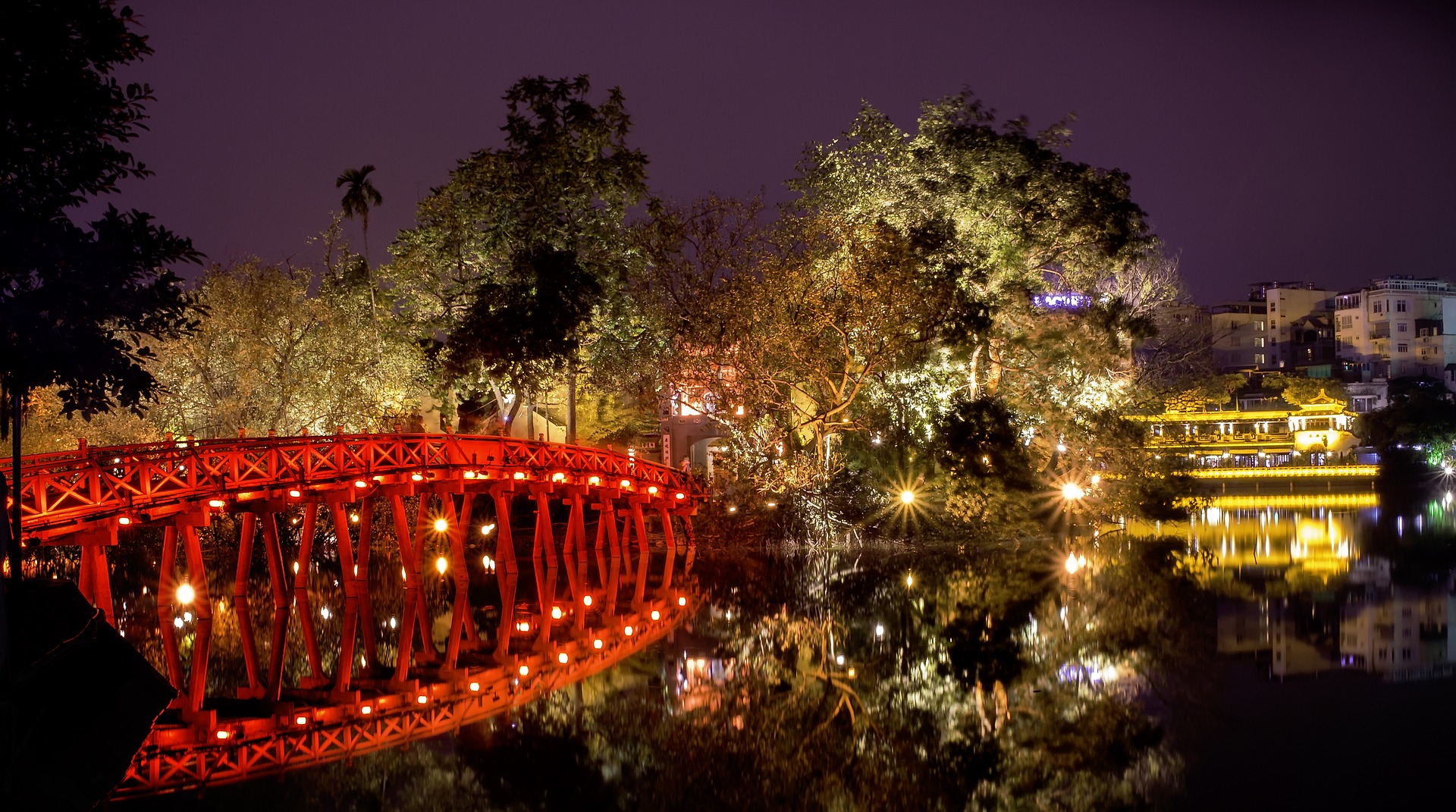Photo de nuit: pont sur un lac de Hanoi