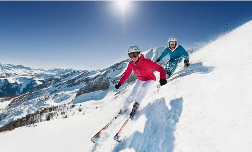 deux skieurs qui descendent une piste à skis